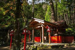 kurama, prefeitura de kyoto, kansai, japão - 21 de novembro de 2019 - turistas visitam o santuário kibune yuinoyashiro no monte kurama foto