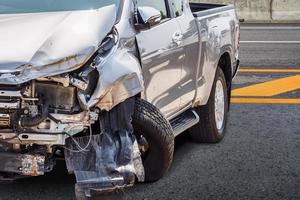 acidente de carro de caminhonete danificado por acidente na estrada foto