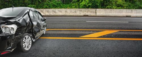 acidente de carro danificado de acidente na estrada da estrada foto