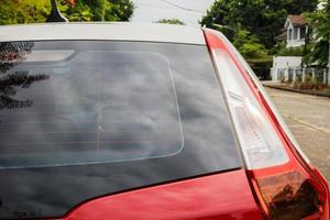 vista traseira da janela do carro vermelho para maquete de adesivo foto