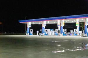 posto de gasolina à noite foto