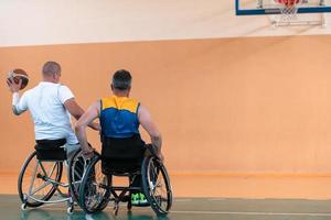 uma foto de um veterano de guerra jogando basquete com um time em uma arena esportiva moderna. o conceito de esporte para pessoas com deficiência