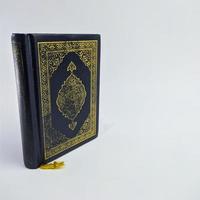 conceito islâmico - o sagrado al quran, sobre fundo branco, com espaço de cópia foto