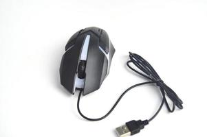 mouse de computador moderno isolado no fundo branco foto