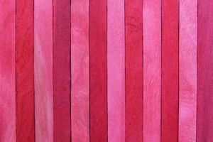 o fundo de madeira rosa e vermelho brilhante. foto