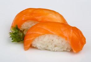 vista de prato de salmão de sushi foto