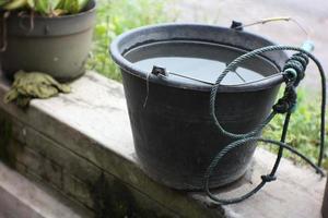 o balde recebe uma corda para tirar água foto