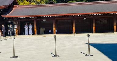 japão em abril de 2019. um processo de cerimônia de casamento no santuário meiji. foto