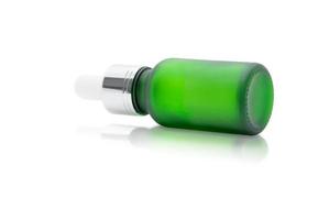 frasco de soro conta-gotas de vidro verde sobre fundo branco foto