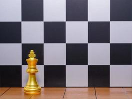 peça de xadrez ouro rei no tabuleiro de xadrez de madeira 0 foto