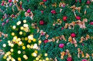 turva pequena árvore de natal com fundo claro de outra grande para o festival de férias de natal. foto