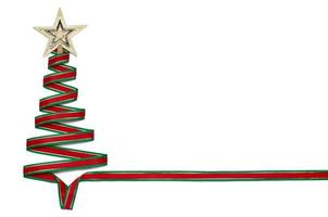 árvore de natal feita de fita de cor verde e vermelha com enfeite de estrela na parte superior isolada no fundo de cor branca. foto