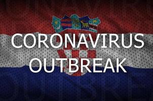 bandeira da croácia e inscrição de surto de coronavírus. vírus covid-19 ou 2019-ncov foto