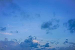 nuvens suaves e céu azul com espaço de cópia para fundo de banner ou papel de parede foto