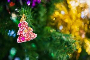 enfeites de natal decorados em fundo de férias de ano novo de abeto foto