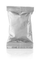 maquete de embalagem de sachê de saco de plástico de folha de alumínio em branco isolado no fundo branco com traçado de recorte foto