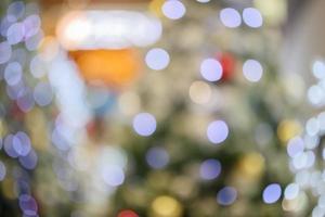 férias de natal abstratas com luz festiva de ouro bokeh no fundo desfocado da árvore foto