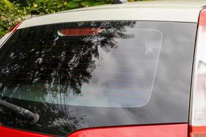 vista traseira da janela do carro vermelho para maquete de adesivo foto