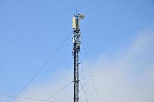 torre de telecomunicações para a transmissão de ondas de rádio foto