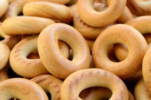 foto de close-up de bagels amarelos frescos. um tipo popular de produtos de farinha. uma das guloseimas tradicionais russas para o chá