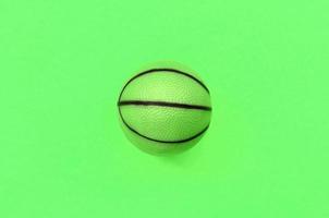 pequena bola verde para jogo de esporte de basquete encontra-se no fundo da textura foto