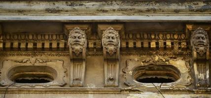 a antiga escultura do século 18 em forma de cabeças humanas, que adorna a fachada de arranha-céus em lviv, ucrânia foto