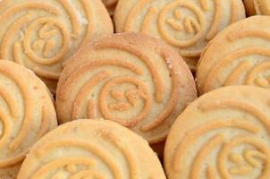 close-up de um grande número de biscoitos redondos com recheio de coco foto