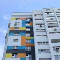 novo edifício residencial de vários andares e céu azul foto