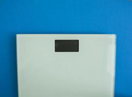 balanças eletrônicas em um fundo azul foto