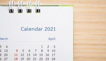 página do calendário 2021 close-up no fundo da mesa de madeira conceito de reunião de planejamento de negócios