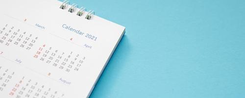 página do calendário 2021 no conceito de reunião de compromisso de planejamento de negócios de fundo azul foto