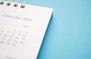 página do calendário 2021 close-up no conceito de reunião de compromisso de planejamento de negócios de fundo azul