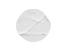 rótulo de etiqueta de papel redondo branco em branco isolado no fundo branco com traçado de recorte foto