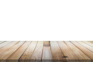 tampo da mesa de madeira de bambu vazio isolado no fundo branco para montagem de exibição do produto foto