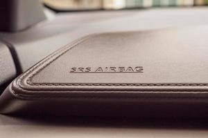 sinal de segurança do airbag na textura de couro marrom no carro moderno foto