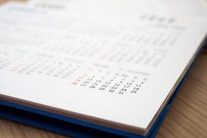 fechar a página do calendário datas abstrato fundo desfocado conceito de reunião de planejamento de negócios foto