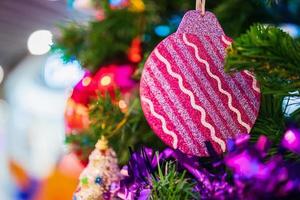 enfeites de natal decorados em fundo de férias de ano novo de abeto foto