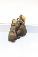 luvas de boxe profissional antigas, detalhe do objeto esportivo foto