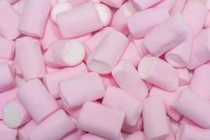 pilha de saborosos marshmallows rosa-brancos tiro superior para textura ou plano de fundo foto