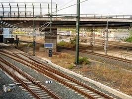 vista da ponte rodoviária que passa sobre a ferrovia foto