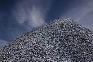 uma pilha de carvão, uma montanha de carvão contra um céu azul. crise de energia. foto