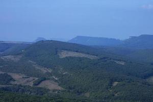 vale da montanha, padrão de onda das montanhas, pico da montanha, paisagem de montanha, vista de cima. foto