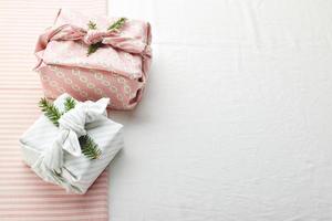 papel de embrulho ecológico de natal no estilo tradicional japonês furoshiki, papel de embrulho ecológico e conceito de desperdício zero foto