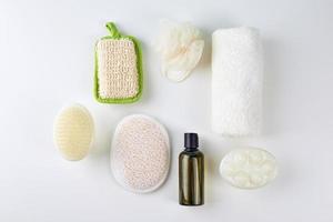 acessórios de banheiro - shampoo, bucha, toalha, sal de banho e escova corporal foto