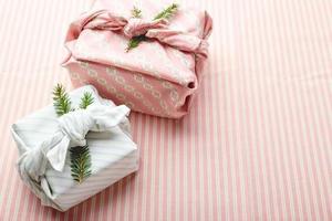 papel de embrulho ecológico de natal no estilo tradicional japonês furoshiki, papel de embrulho ecológico e conceito de desperdício zero foto