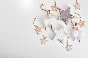 fundo de decoração flatlay de natal em fundo têxtil branco foto