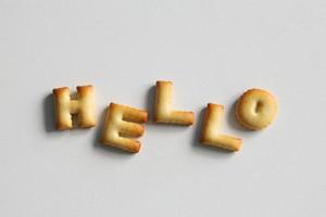 uma inscrição dos biscoitos no fundo branco. texto - Olá. foto