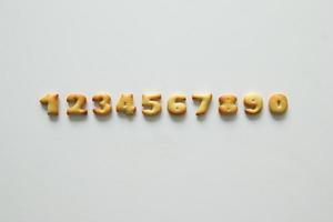 os números dos biscoitos no fundo branco. foto