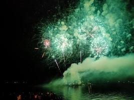 fogo de artifício no céu à noite em cores verdes - celebração do feriado foto