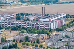 vista aérea em tubos da planta da empresa química. conceito de poluição do ar. paisagem industrial poluição ambiental resíduos de usina termelétrica foto